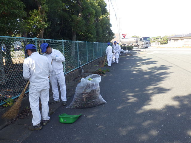 浜北工場第二製造課　外周には落ち葉・土が多かったです