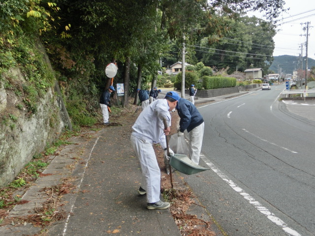 渡ケ島工場　事業所周辺の道路を清掃しました