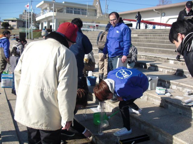 透明度計で湖水の透明度をチェック