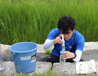 注射筒とろ紙で湖水をろ過