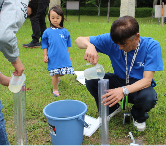 筒で湖水の透明度をチェック　　　　　　　　　どうやってやるのかな？