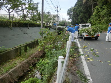 【渡ケ島工場】周辺道路の草取りやゴミ拾いをしました