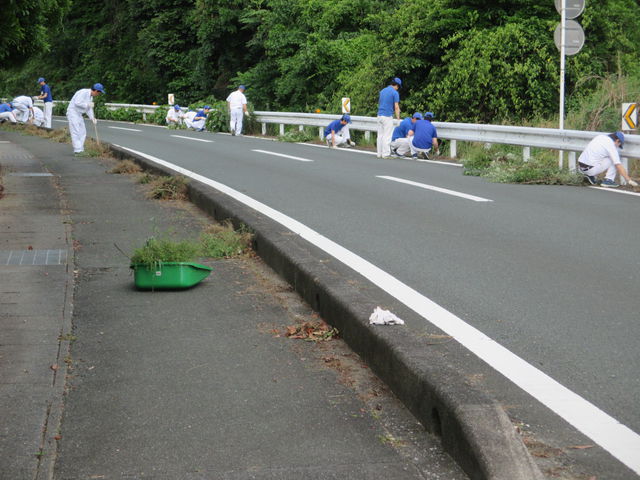 【本社/技術研究所/生産技術センター】　周辺道路や公園の草取りやゴミ拾いをしました