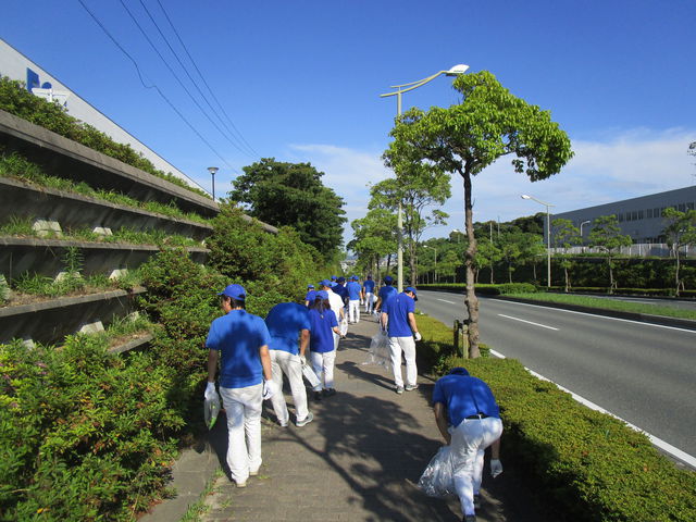 【浜北工場】周辺道路の草取りやゴミ拾いをしました