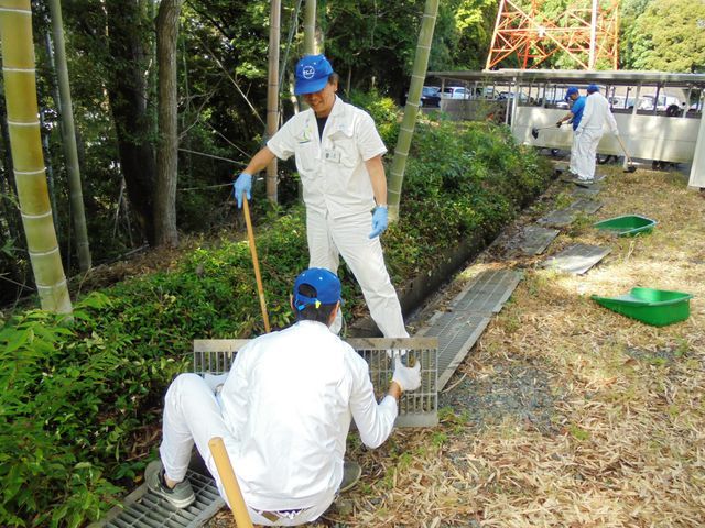 【細江工場】周辺道路の清掃や側溝掃除などを行いました