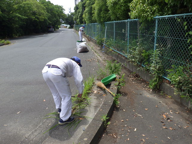 【浜北工場第二製造課】周辺道路の草取りやゴミ・落ち葉拾いをしました