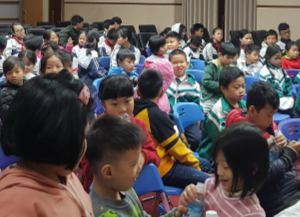 FCCベトナム／周辺小学校への奨学金寄付活動