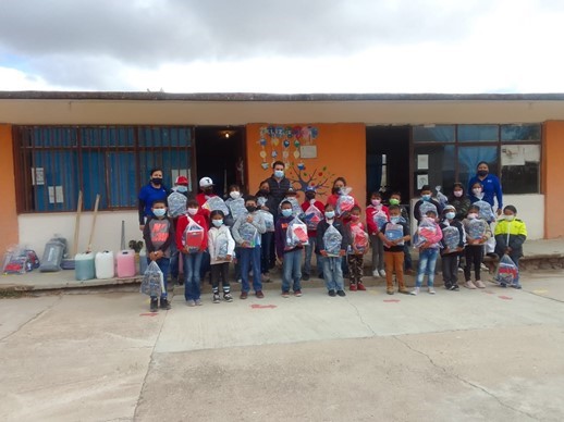 FCCメキシコ／地元小学校への寄付活動