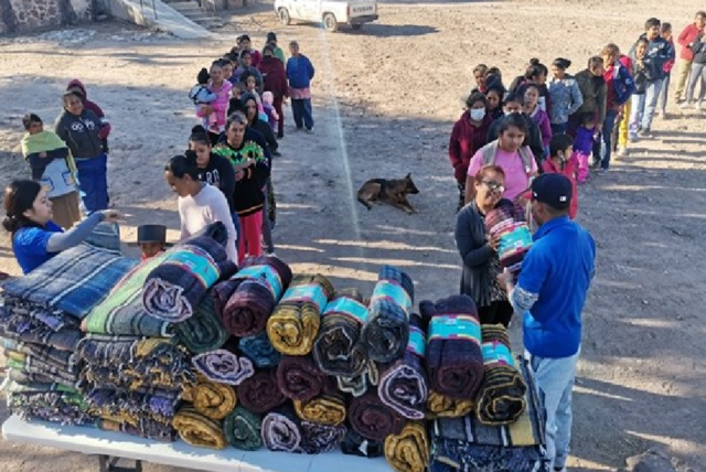 FCCメキシコ／Villa de Reyes市の村に毛布を寄贈