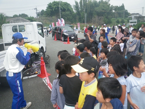 内輪差による自転車巻き込まれ実演